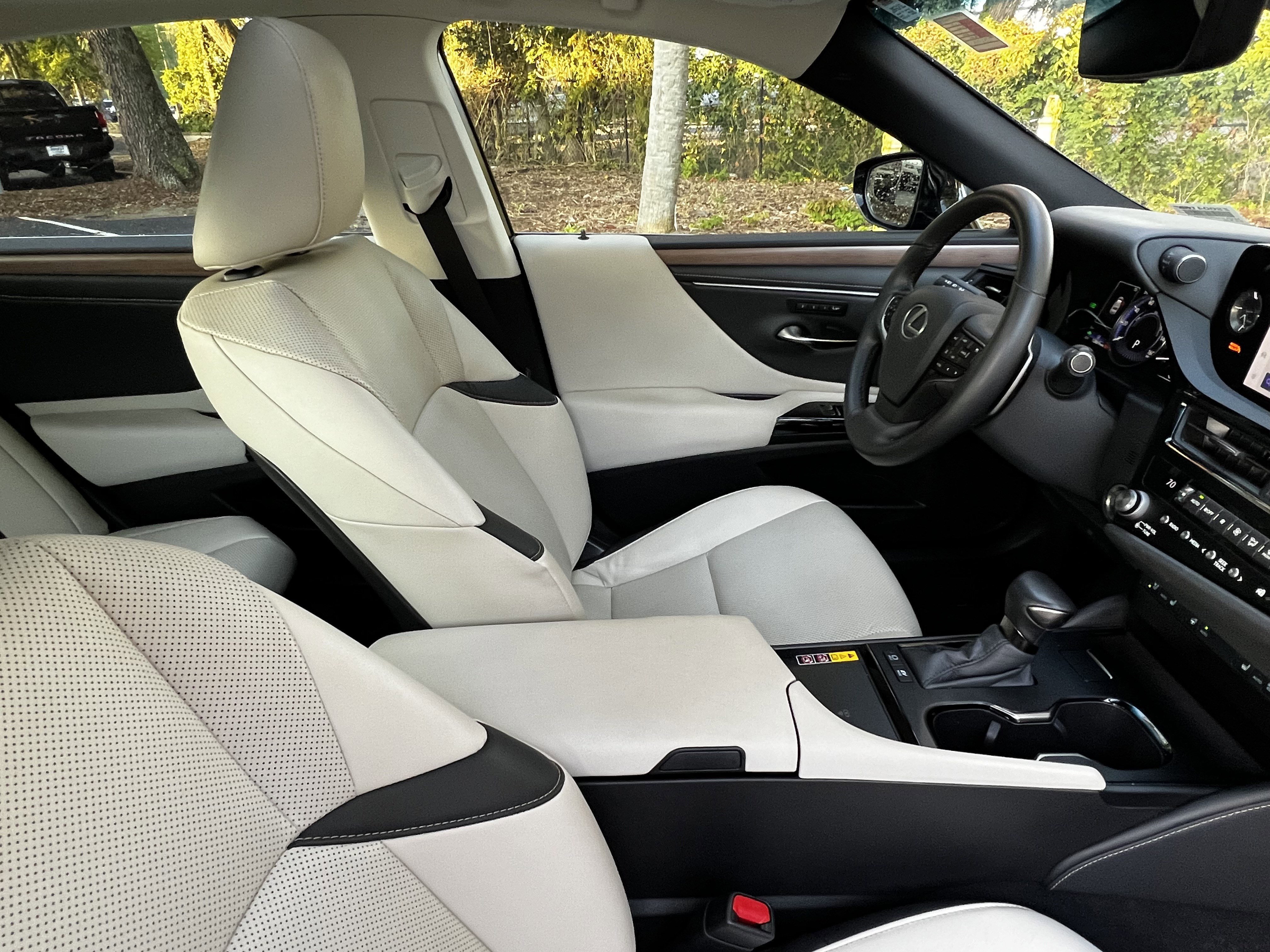 Certified 2025 Lexus ES 300h w/ Premium Package image 46