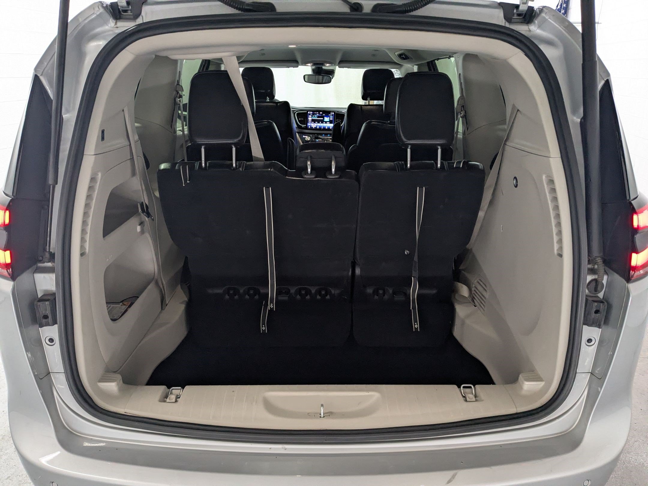 Used 2024 Chrysler Pacifica Touring-L FWD image 22