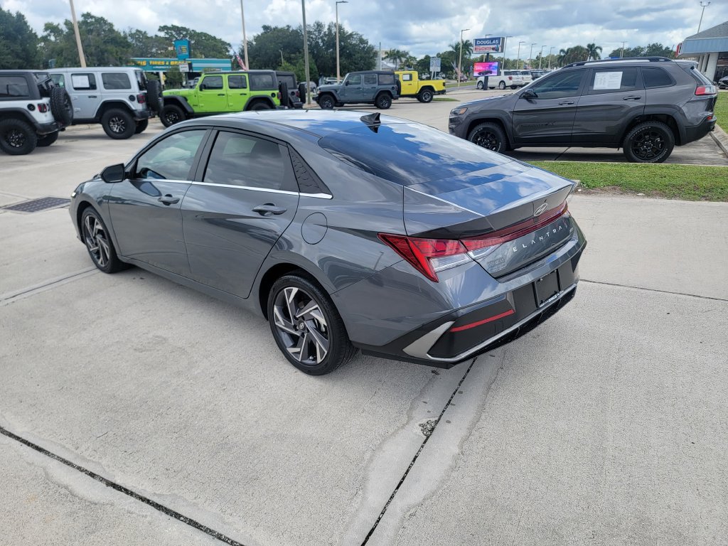 Used 2025 Hyundai Elantra Limited FWD image 3