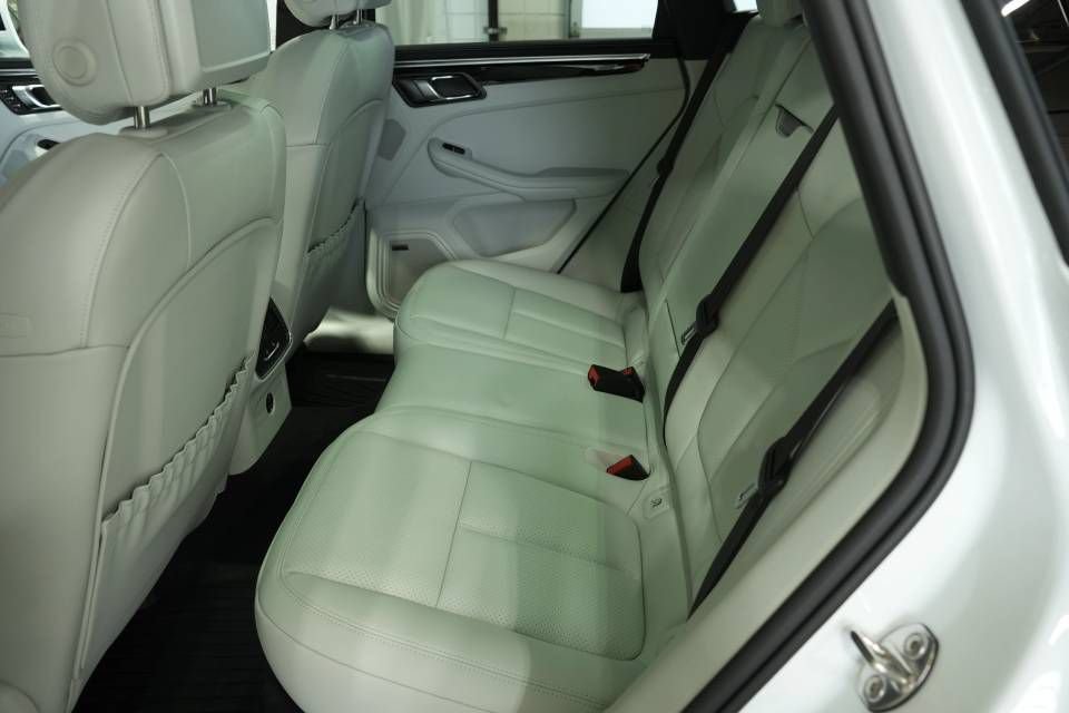 Certified 2026 Porsche Macan AWD/4WD image 27