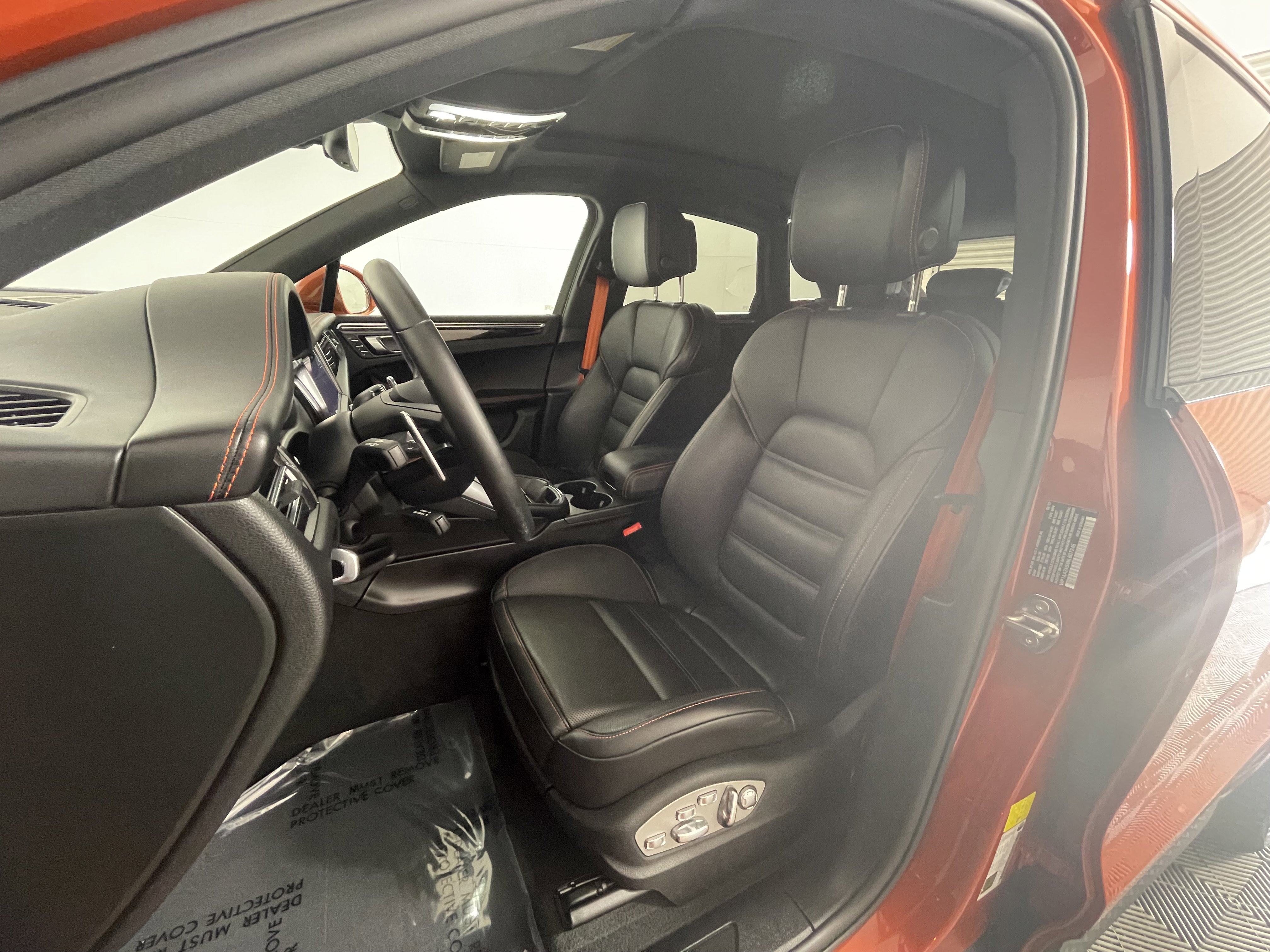Certified 2022 Porsche Macan AWD/4WD image 5