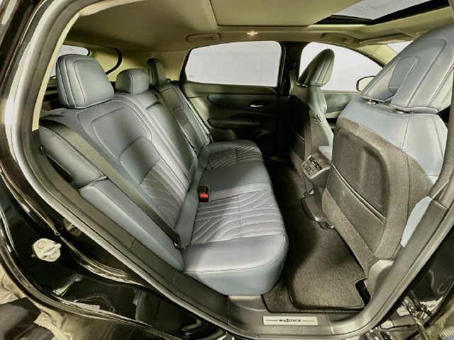 Used 2024 Nissan Ariya AWD image 29