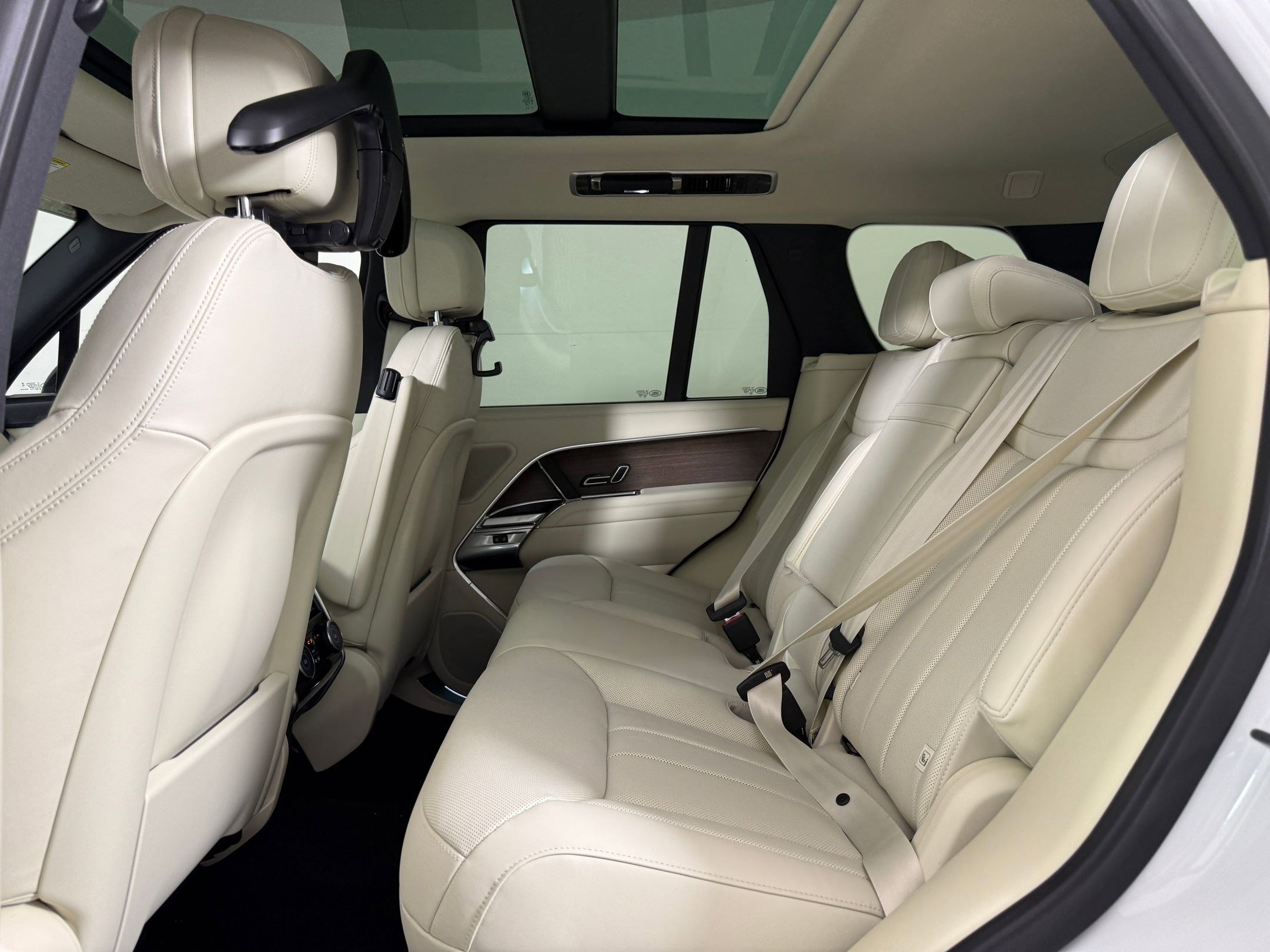 New 2026 Land Rover Range Rover SE AWD/4WD image 13