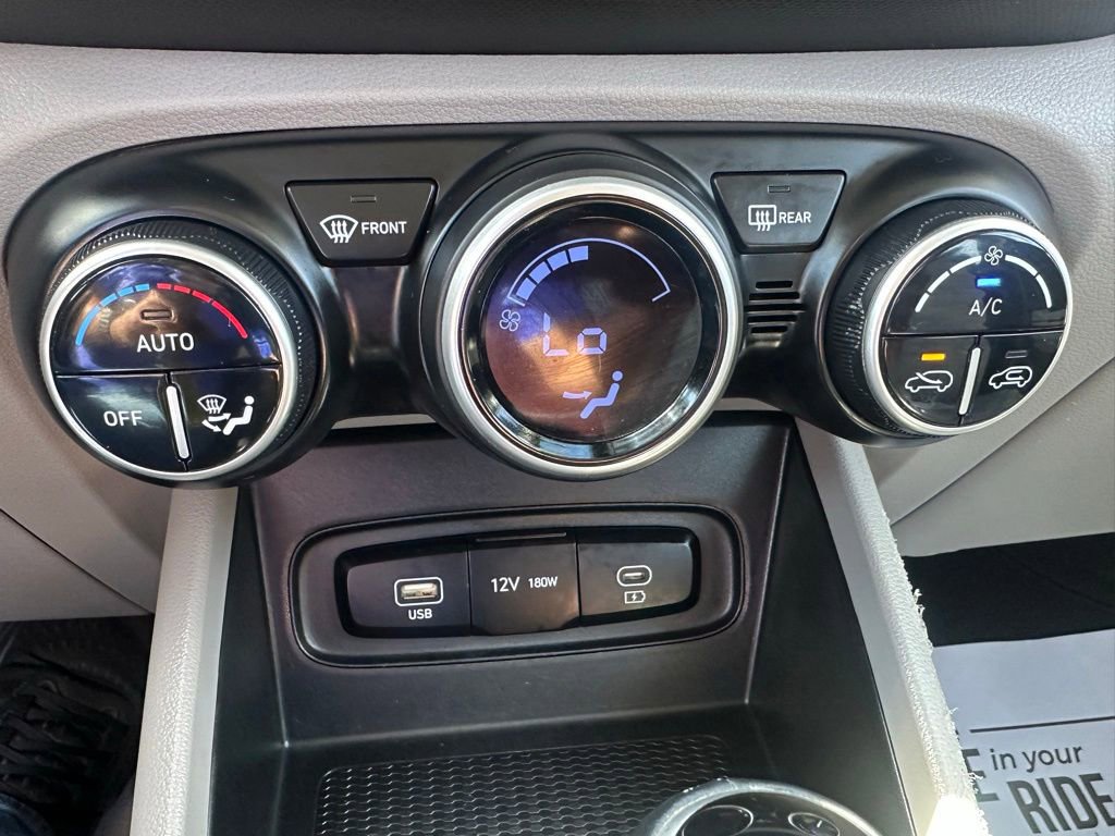 Used 2025 Hyundai Venue SEL FWD image 18