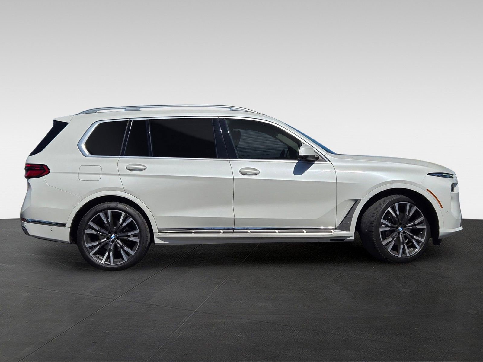 Used 2024 BMW X7 xDrive40i w/ Premium Package AWD/4WD image 3