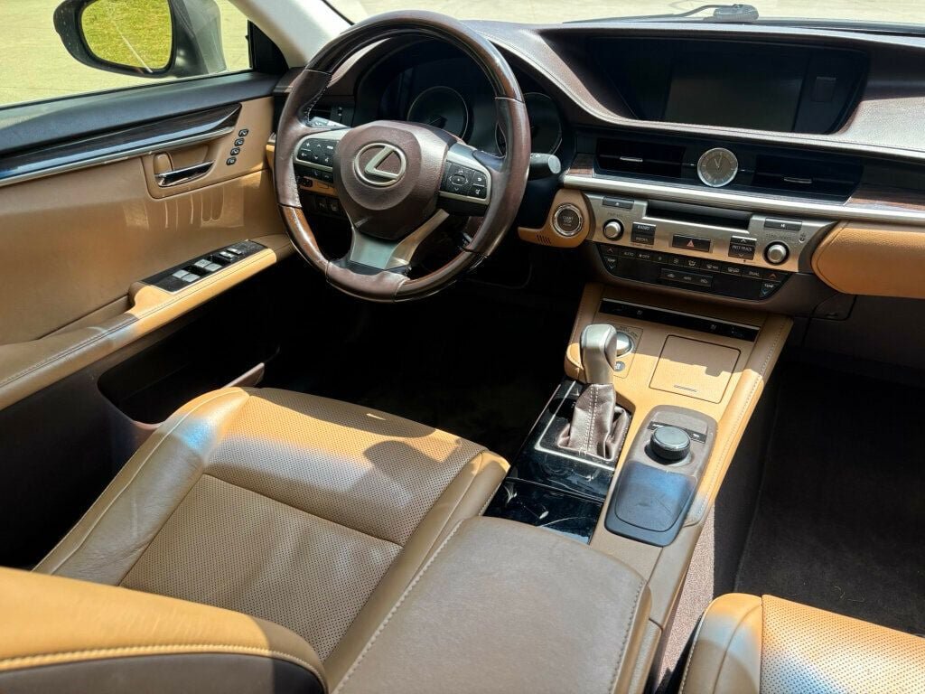 Used 2016 Lexus ES 350 w/ Premium Package w/Wood Trim FWD image 24