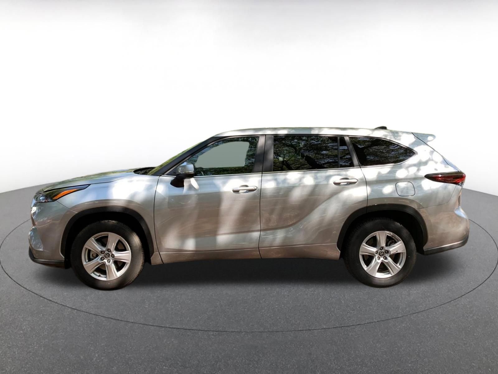 Used 2025 Toyota Highlander LE image 4