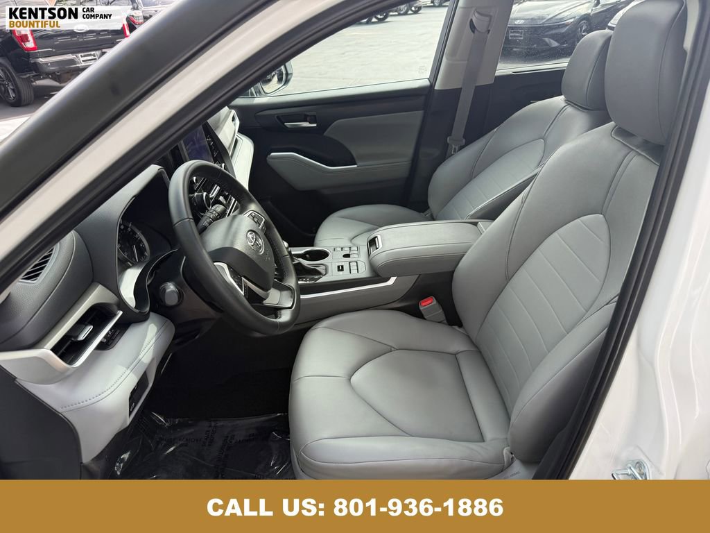 Used 2025 Toyota Highlander XLE image 33