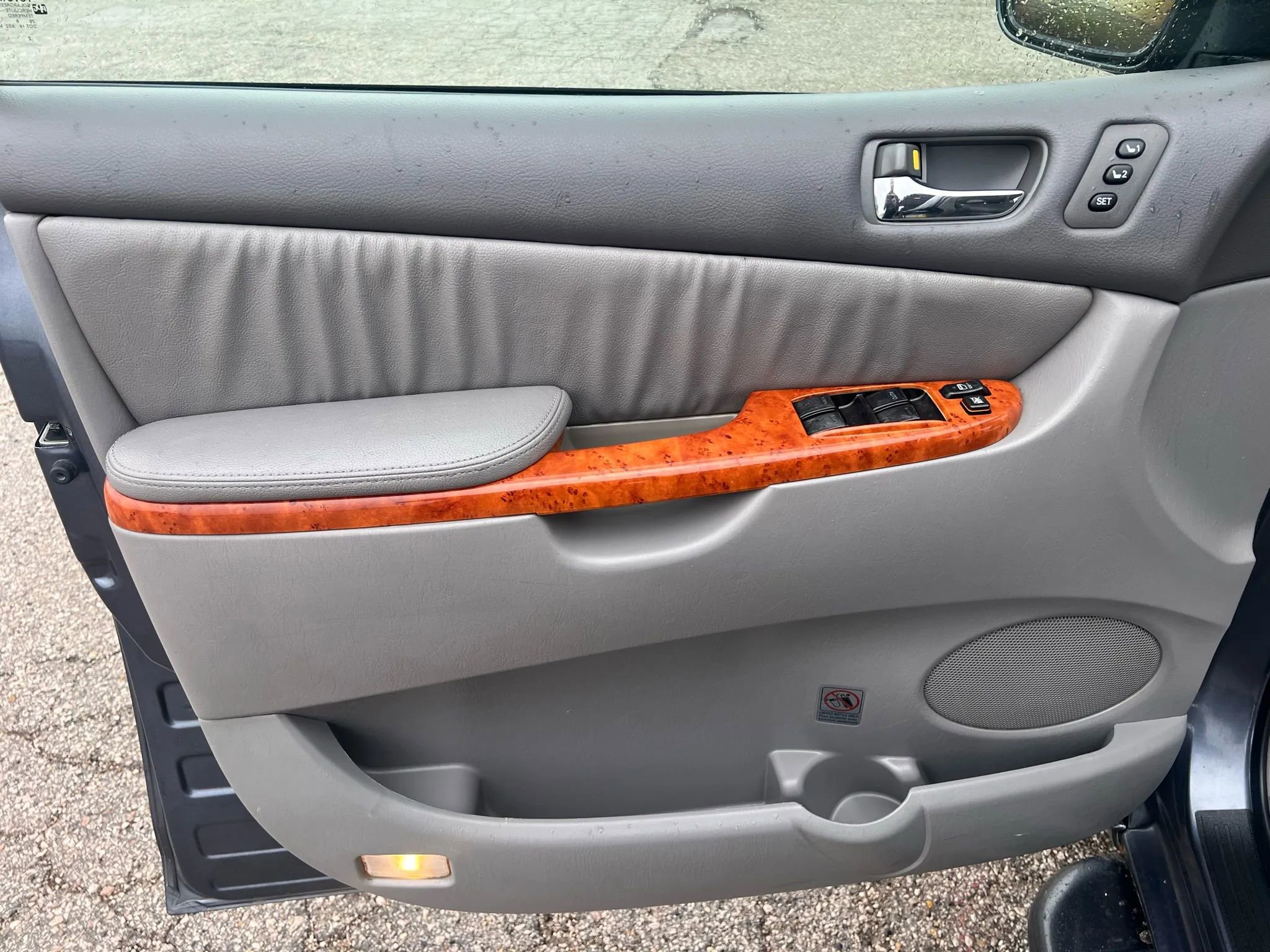 Used 2008 Toyota Sienna XLE Limited image 25