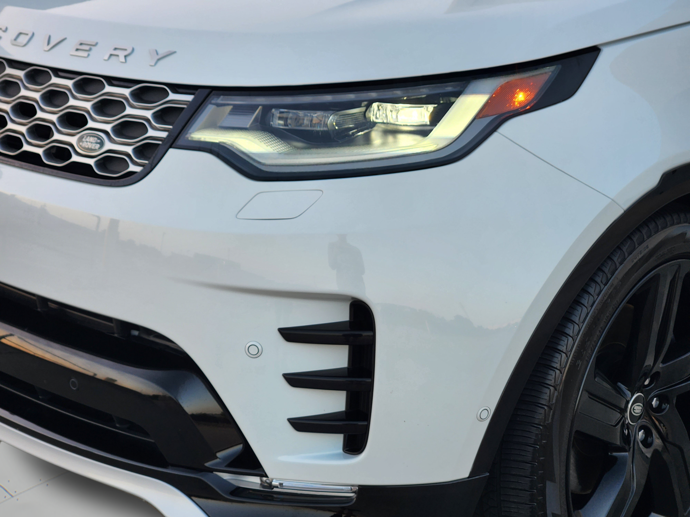 Certified 2026 Land Rover Discovery Limited Edition AWD/4WD image 9