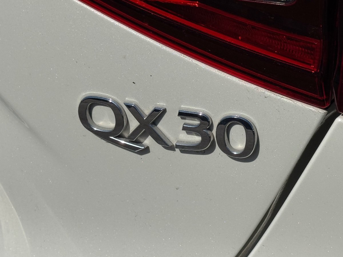 Used 2019 INFINITI QX30 w/ Cargo Package FWD image 10