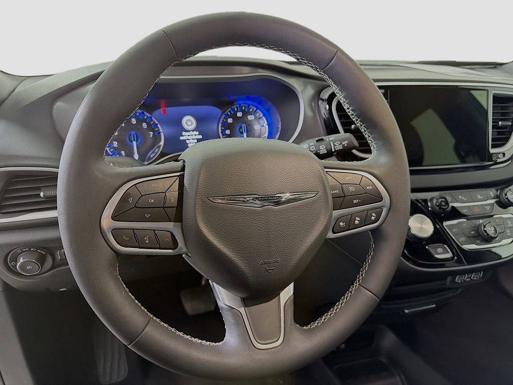 Used 2025 Chrysler Pacifica Select image 14