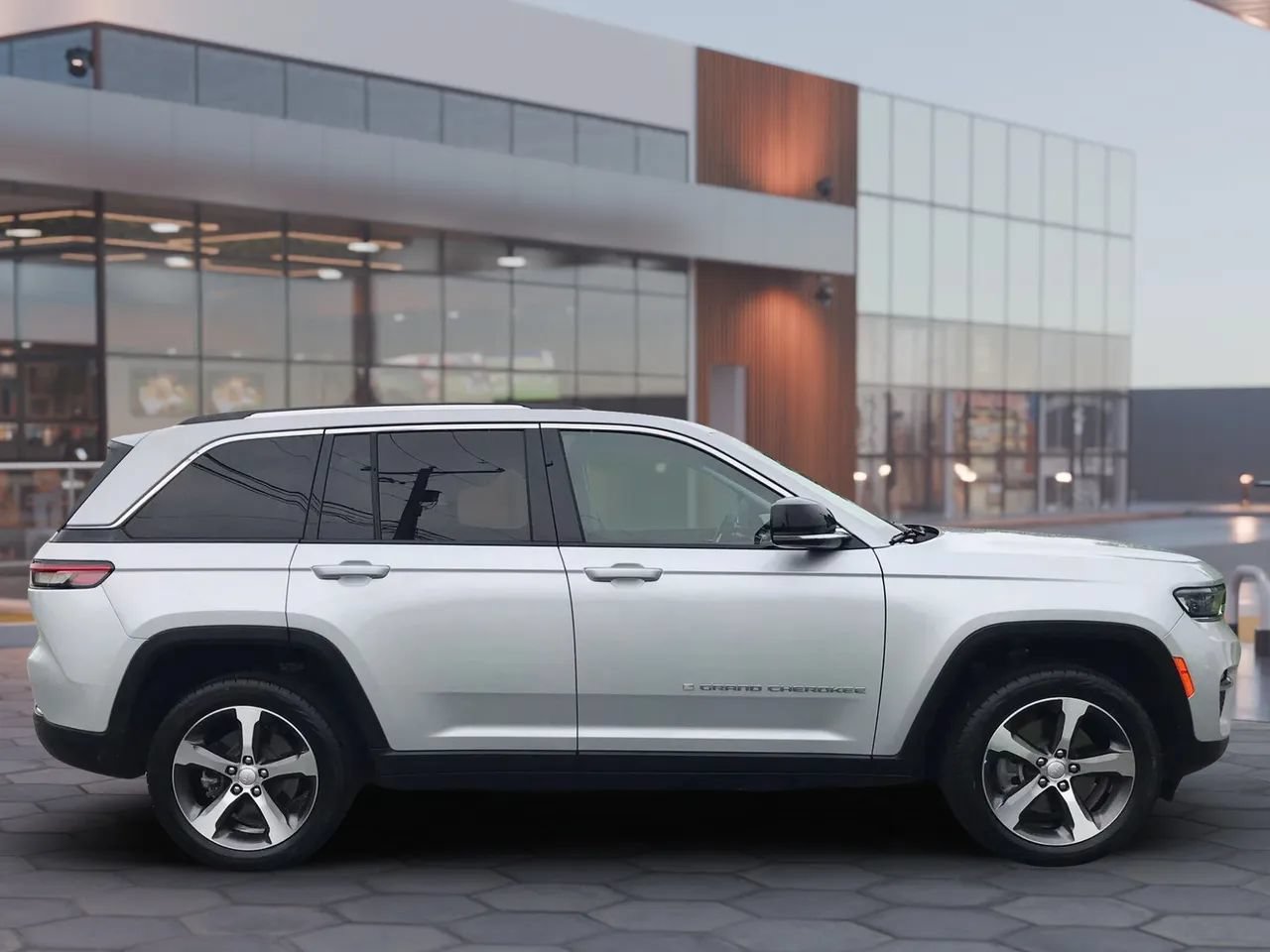 Used 2023 Jeep Grand Cherokee 4WD 4xe image 4