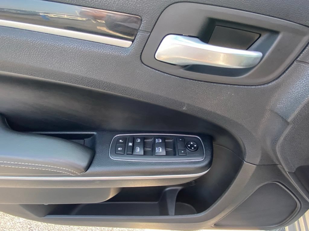 Used 2020 Chrysler 300 S RWD image 11