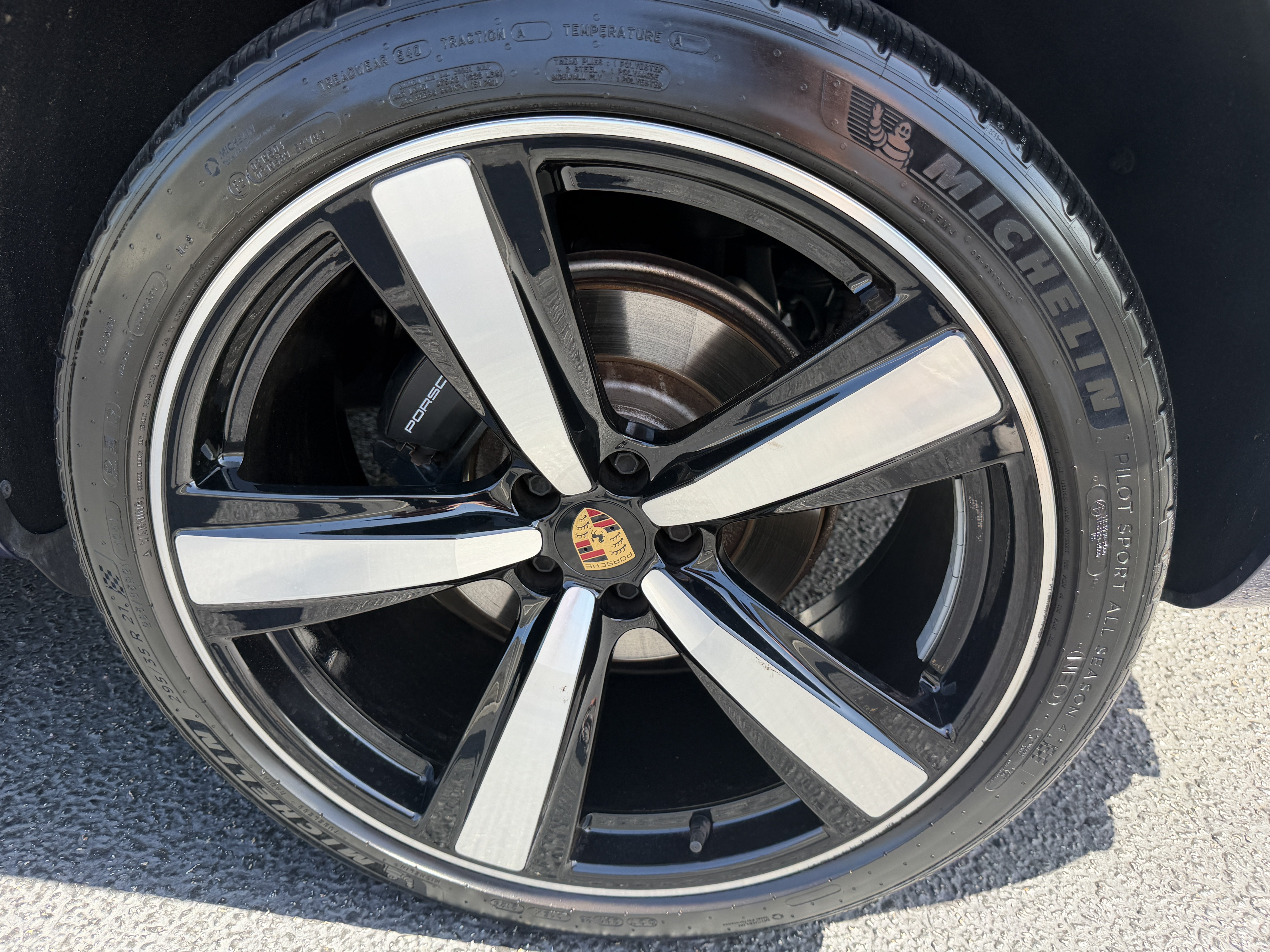 Certified 2023 Porsche Macan AWD/4WD image 11