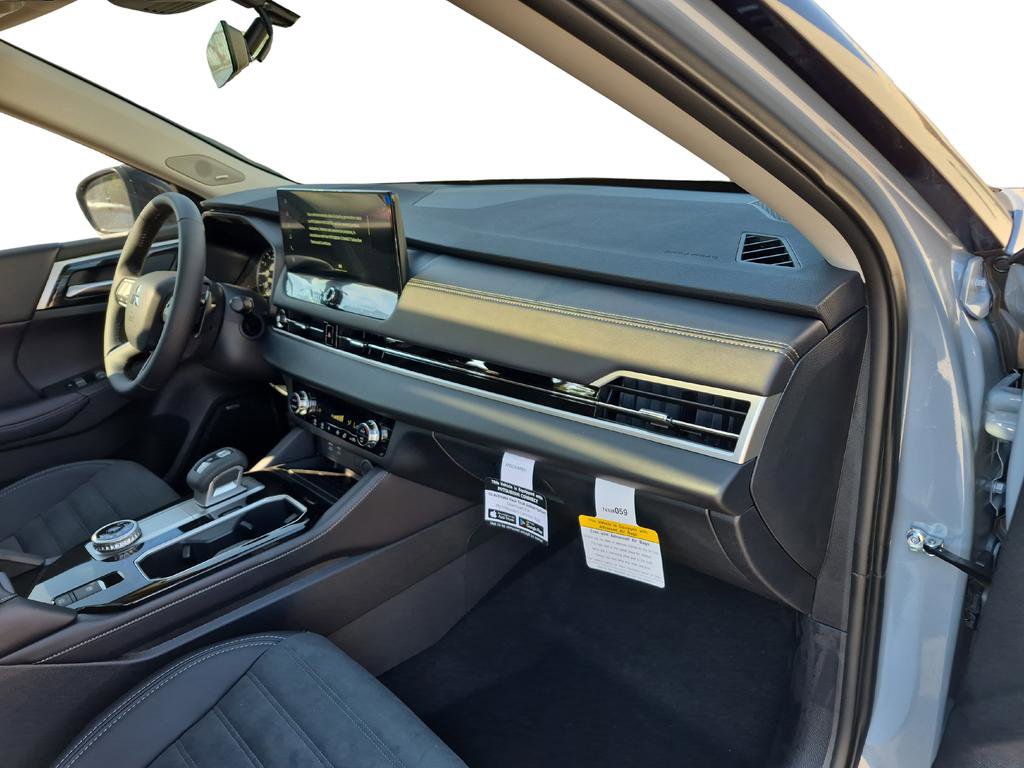 New 2025 Mitsubishi Outlander SE image 28
