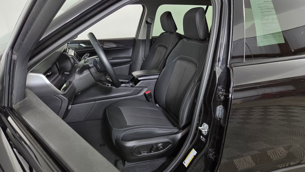Used 2022 Jeep Grand Cherokee L Laredo w/ Luxury Tech Group I AWD/4WD image 16