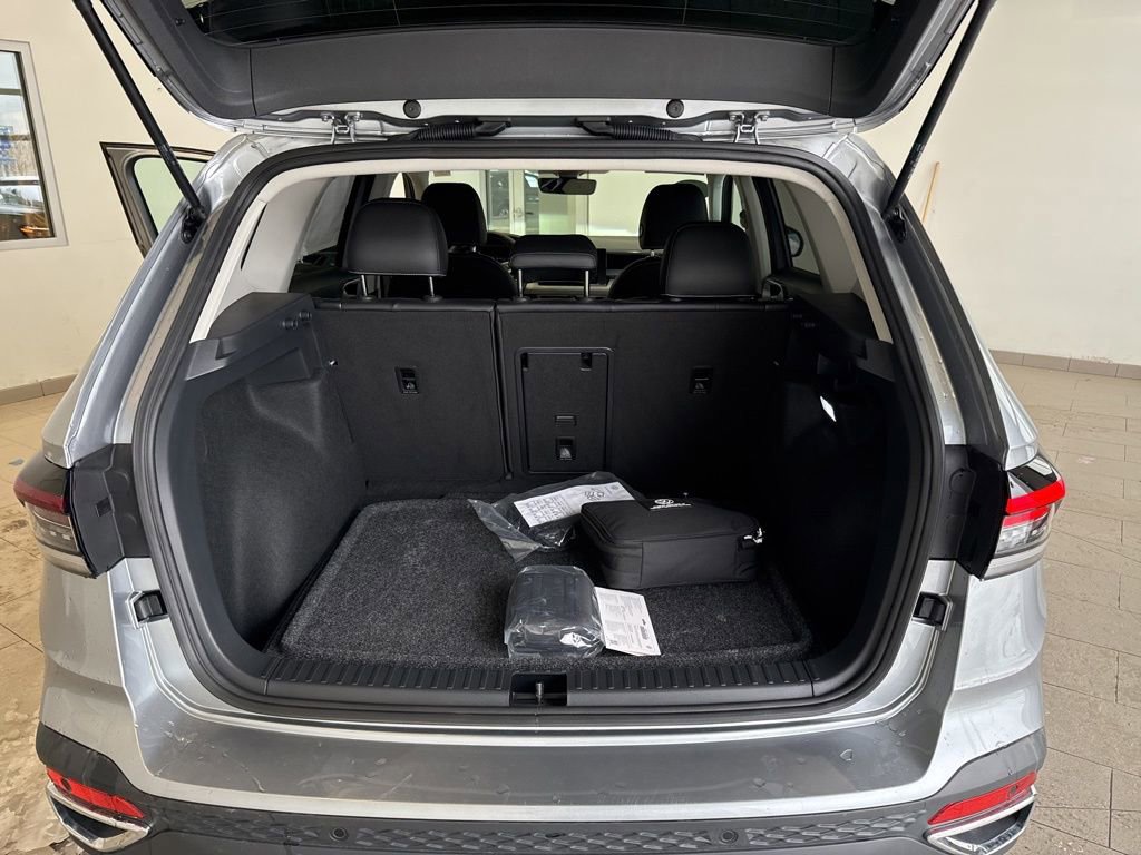 Used 2025 Volkswagen Taos SEL image 18