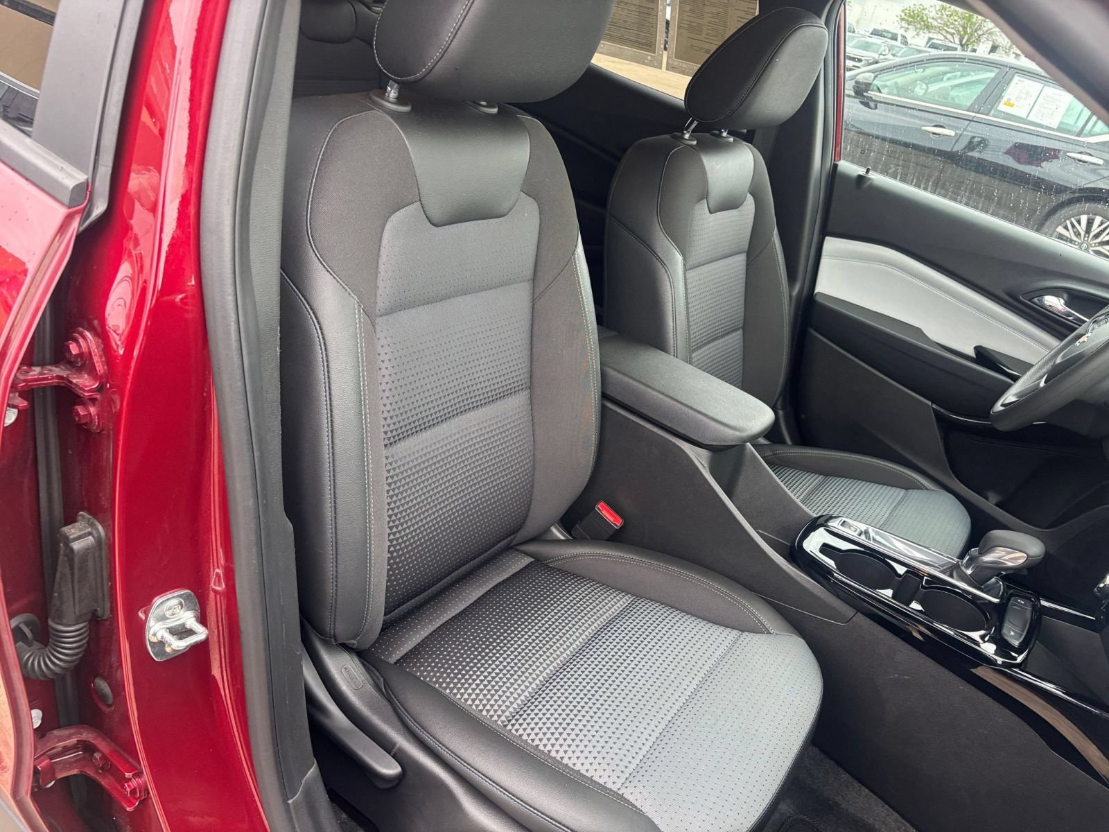 Used 2025 Chevrolet Trax LT FWD image 35