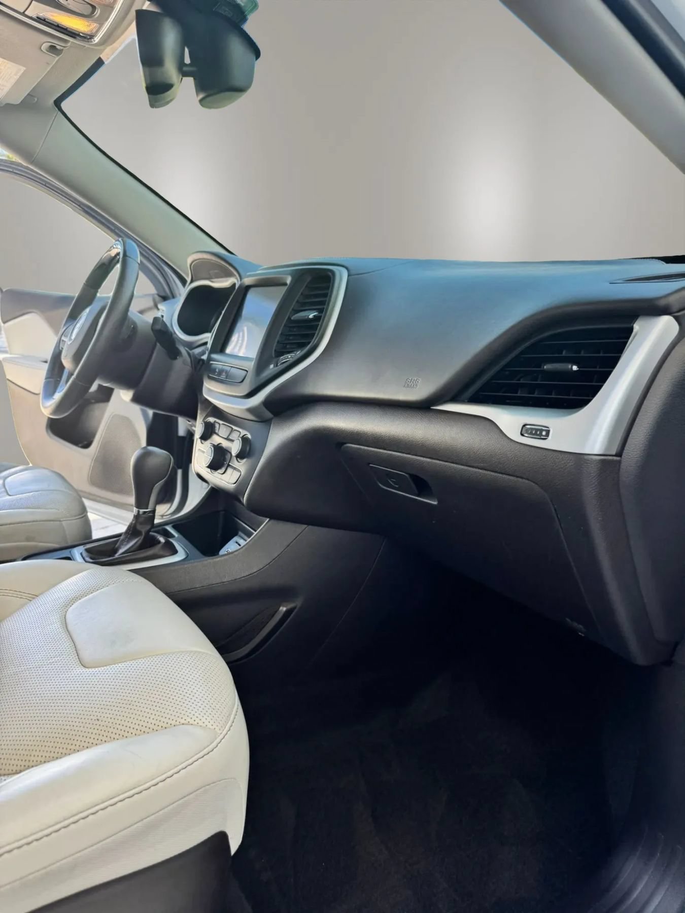Used 2016 Jeep Cherokee Overland FWD image 22