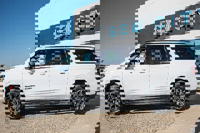 Used 2023 Chevrolet Suburban Z71 w/ Z71 Off-Road Package image 2