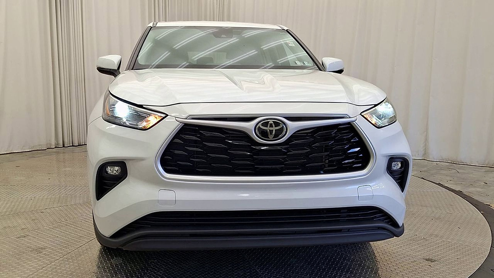 Used 2022 Toyota Highlander LE AWD/4WD image 6