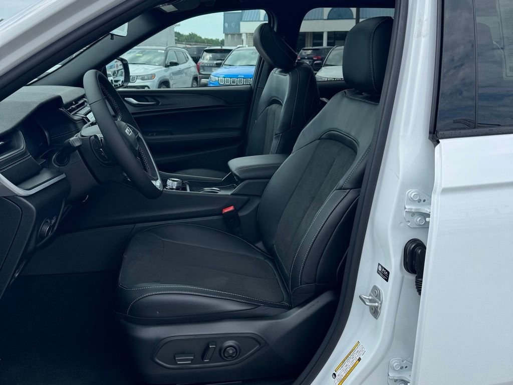 New 2025 Jeep Grand Cherokee Altitude image 11