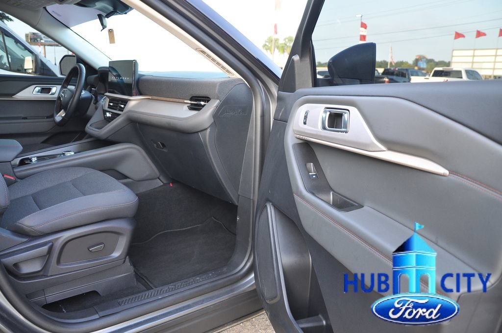 Used 2025 Ford Explorer Active RWD image 17
