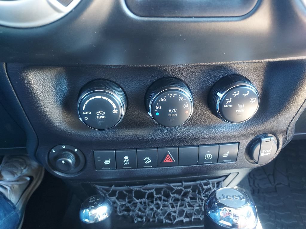 Used 2016 Jeep Wrangler Unlimited Sahara w/ Connectivity Group AWD/4WD image 14