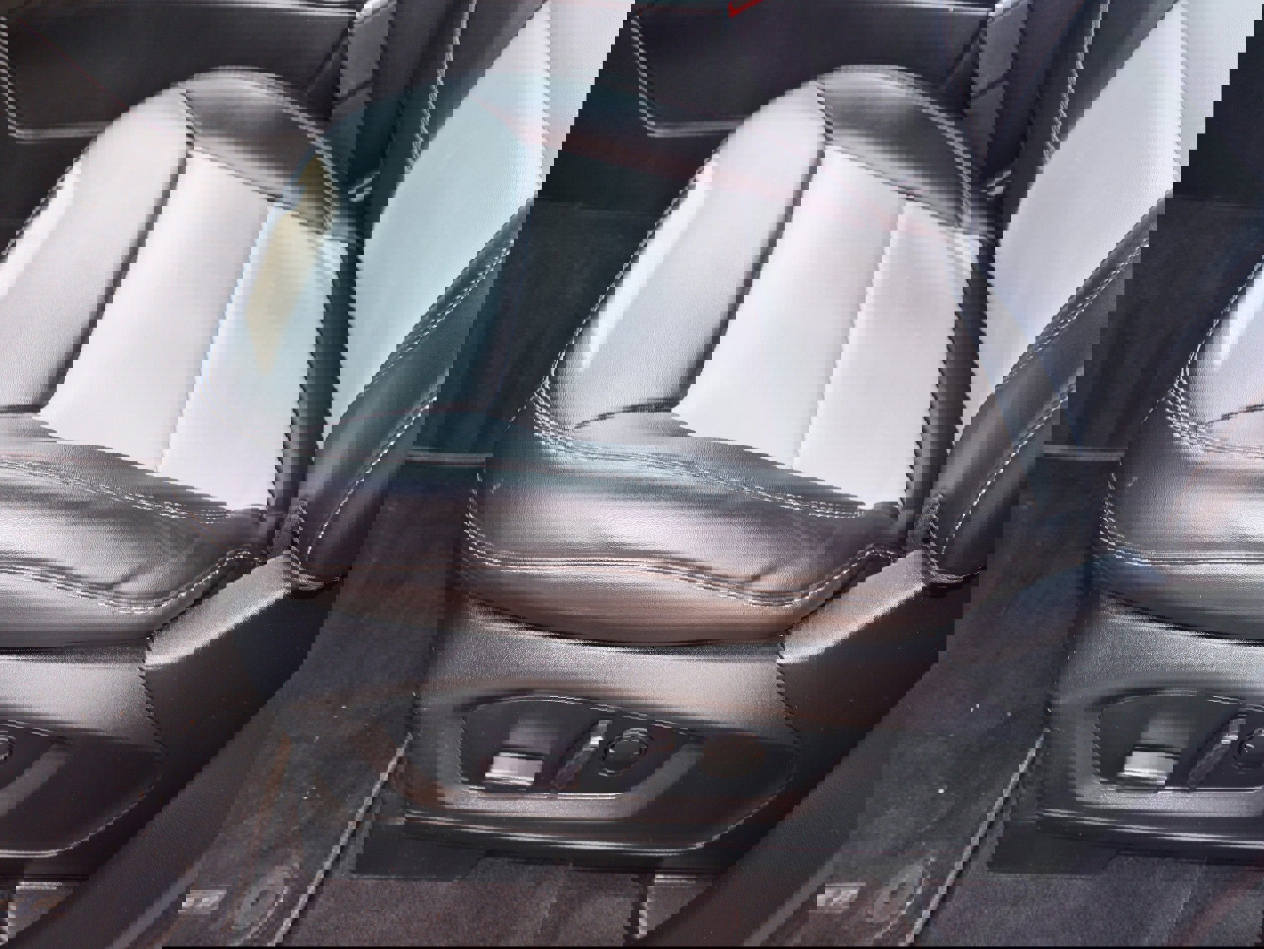 Used 2022 Ford Explorer XLT w/ Equipment Group 202A image 13