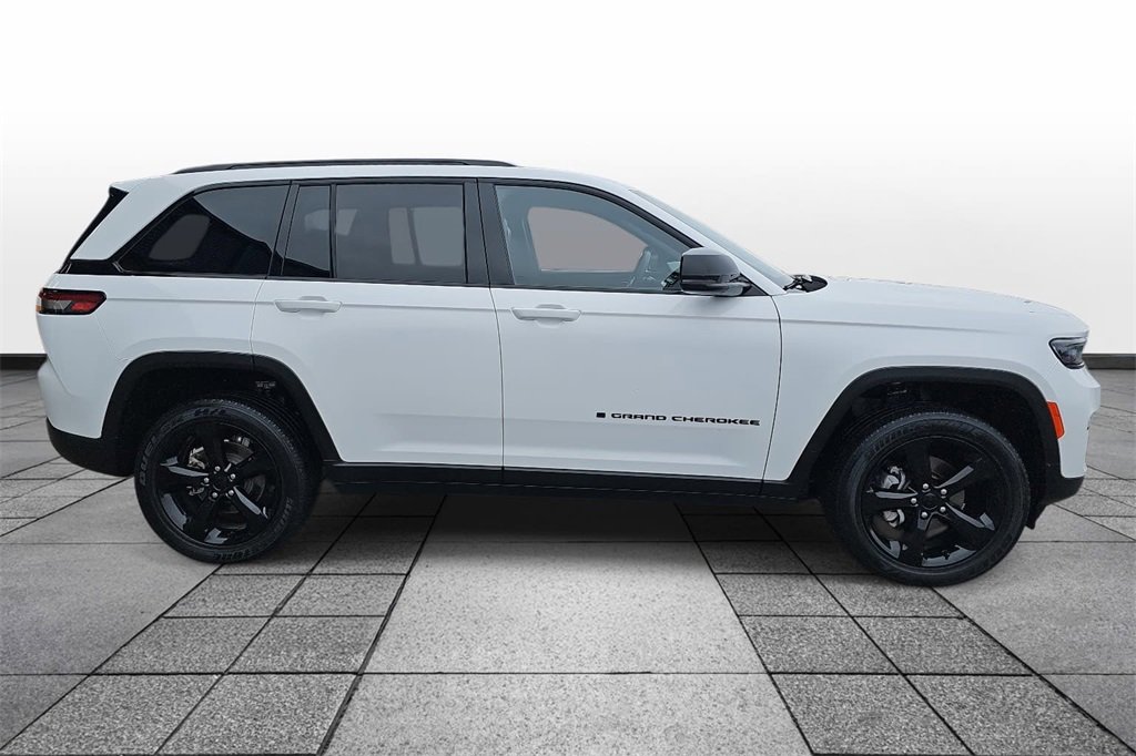 Used 2023 Jeep Grand Cherokee Altitude image 4