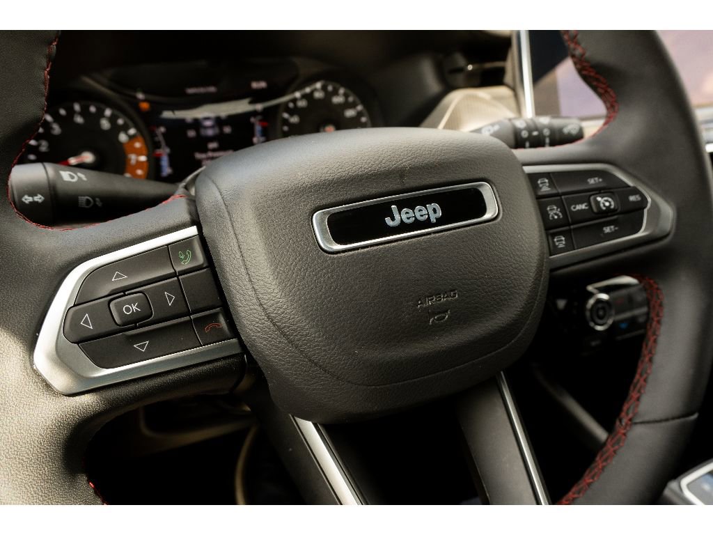 Used 2025 Jeep Compass Trailhawk image 31