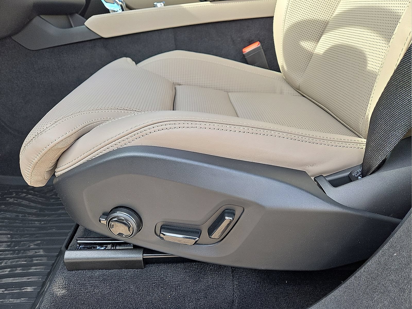 New 2026 Volvo XC90 B6 Ultra w/ Protection Package AWD/4WD image 24