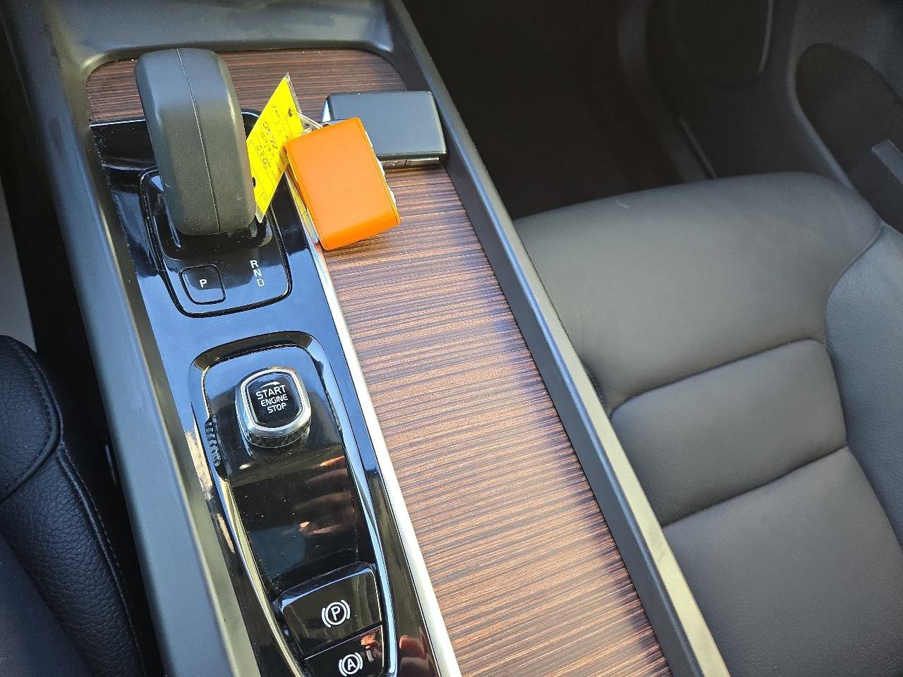 Used 2022 Volvo XC60 B5 Momentum image 23