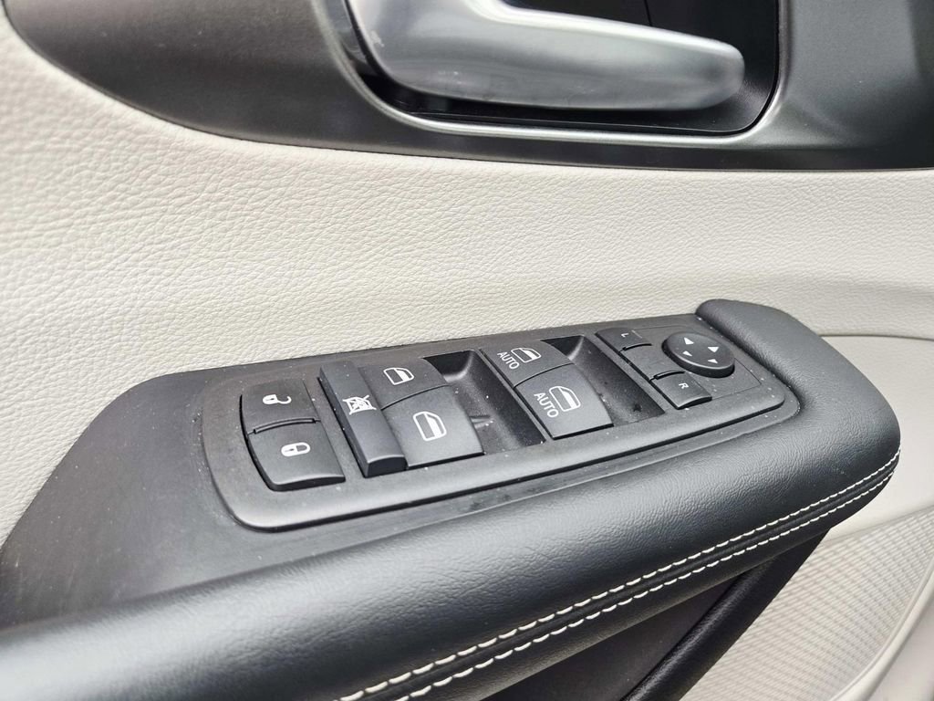 Used 2024 Chrysler Pacifica Touring-L image 38