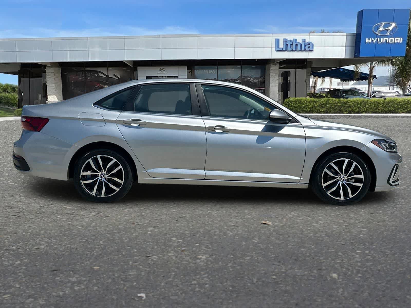 Used 2025 Volkswagen Jetta SE FWD image 9
