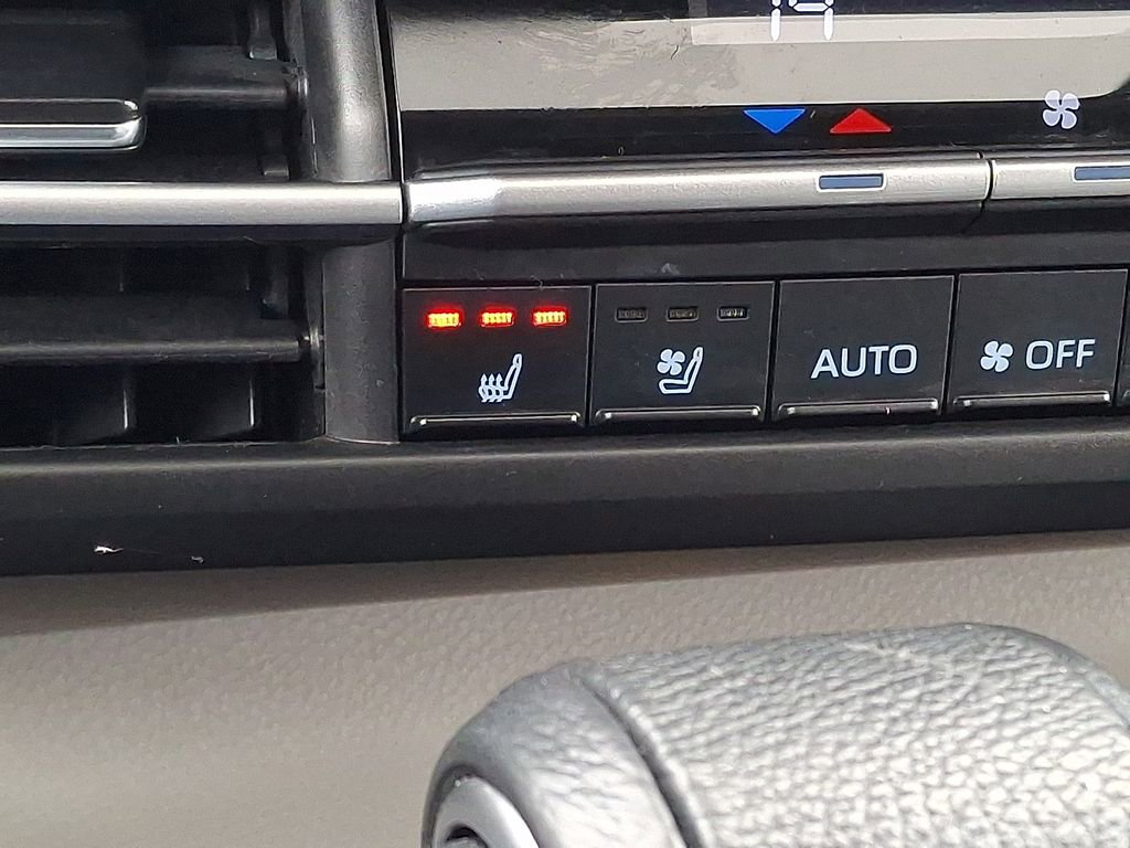 Used 2021 Toyota Sienna Limited image 25