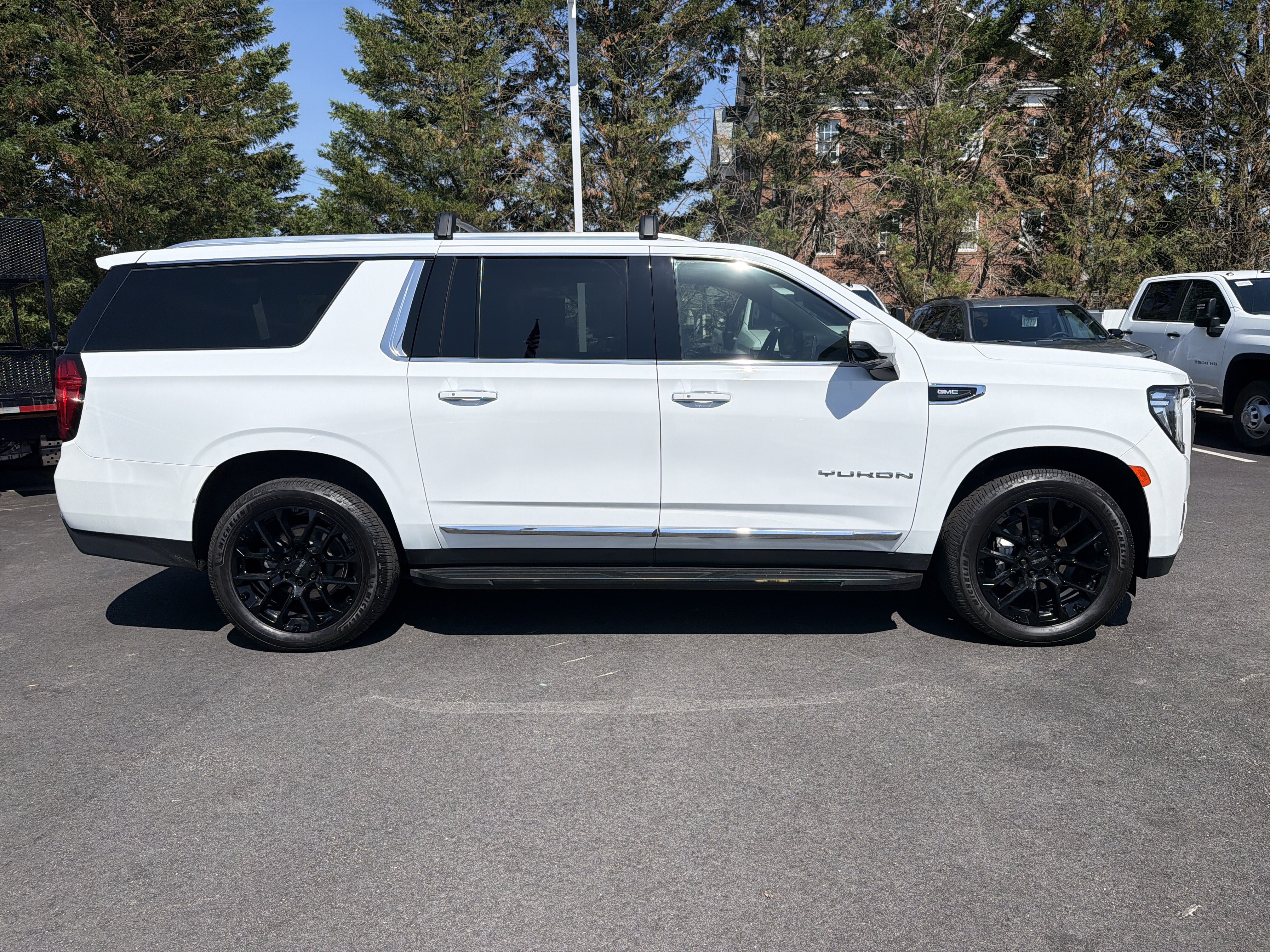 Used 2023 GMC Yukon XL SLT w/ SLT Luxury Package AWD/4WD image 11