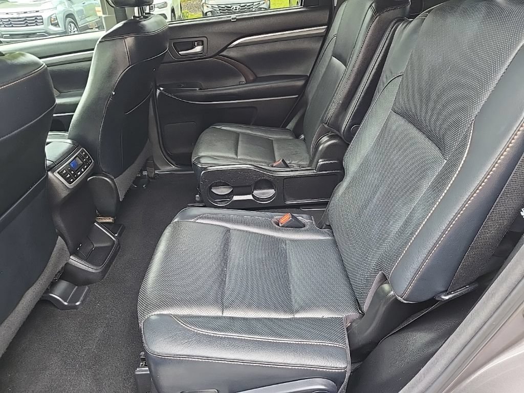 Used 2017 Toyota Highlander Limited Platinum AWD/4WD image 38