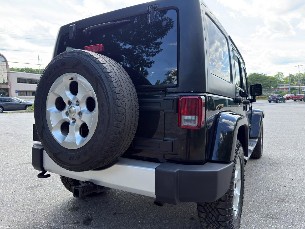 Used 2015 Jeep Wrangler Unlimited Sahara w/ Dual Top Group AWD/4WD image 12