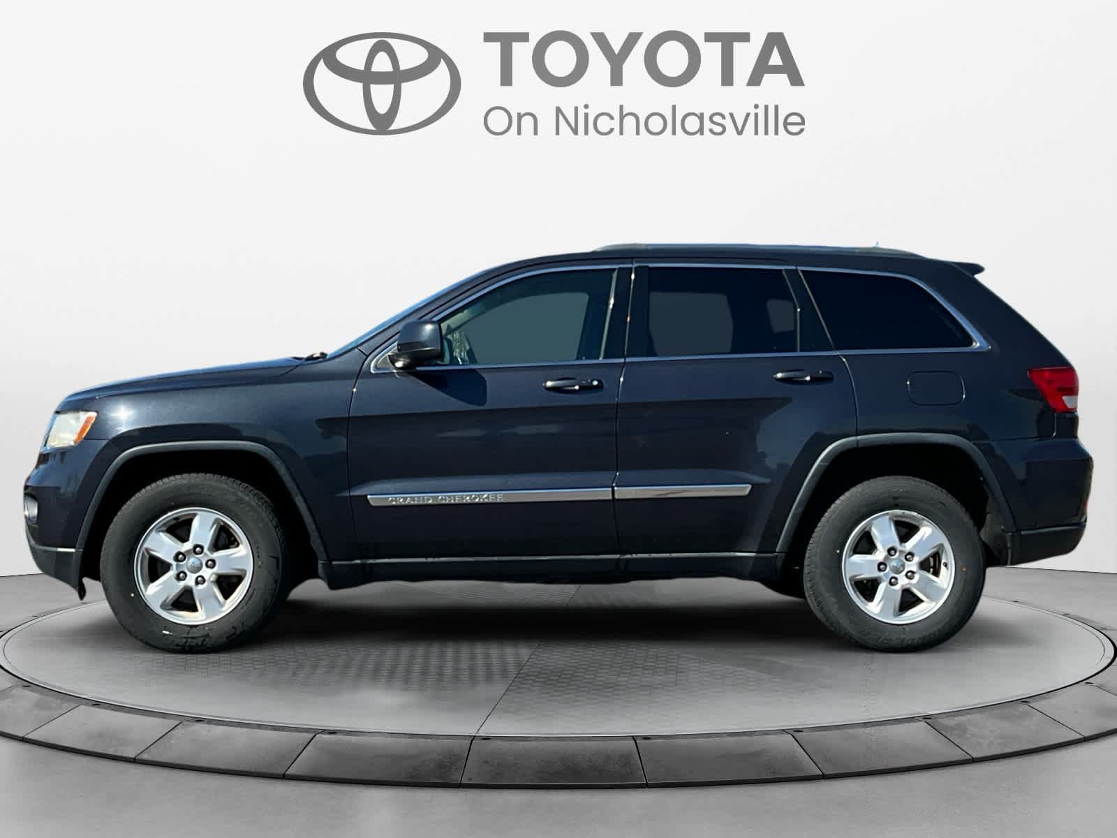 Used 2013 Jeep Grand Cherokee Laredo w/ Laredo E Group AWD/4WD image 2
