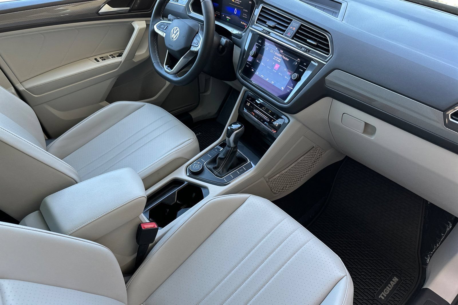 Used 2022 Volkswagen Tiguan SE w/ Panoramic Sunroof Package AWD/4WD image 16
