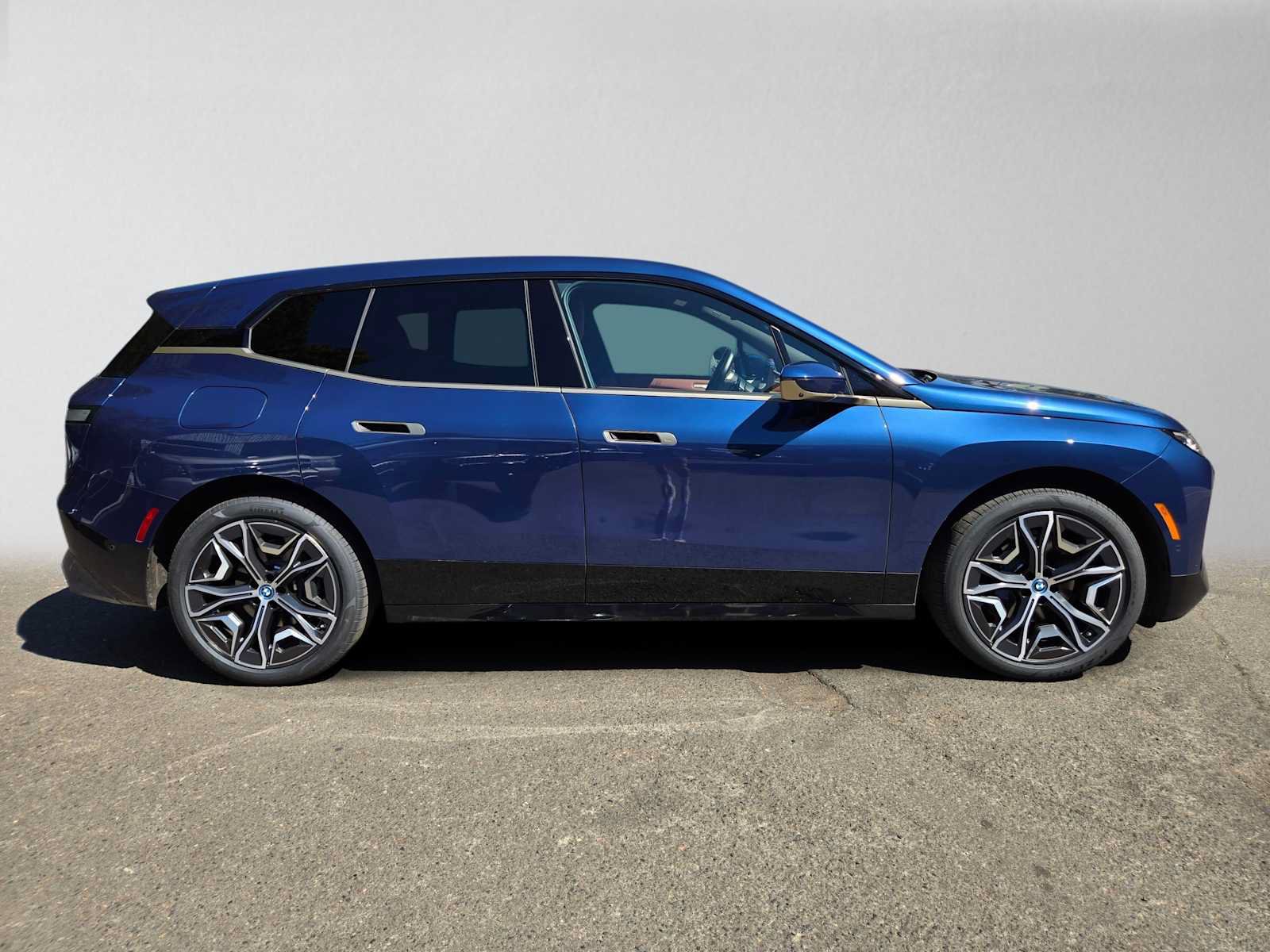 Used 2024 BMW iX xDrive50 w/ Premium Package AWD/4WD image 2