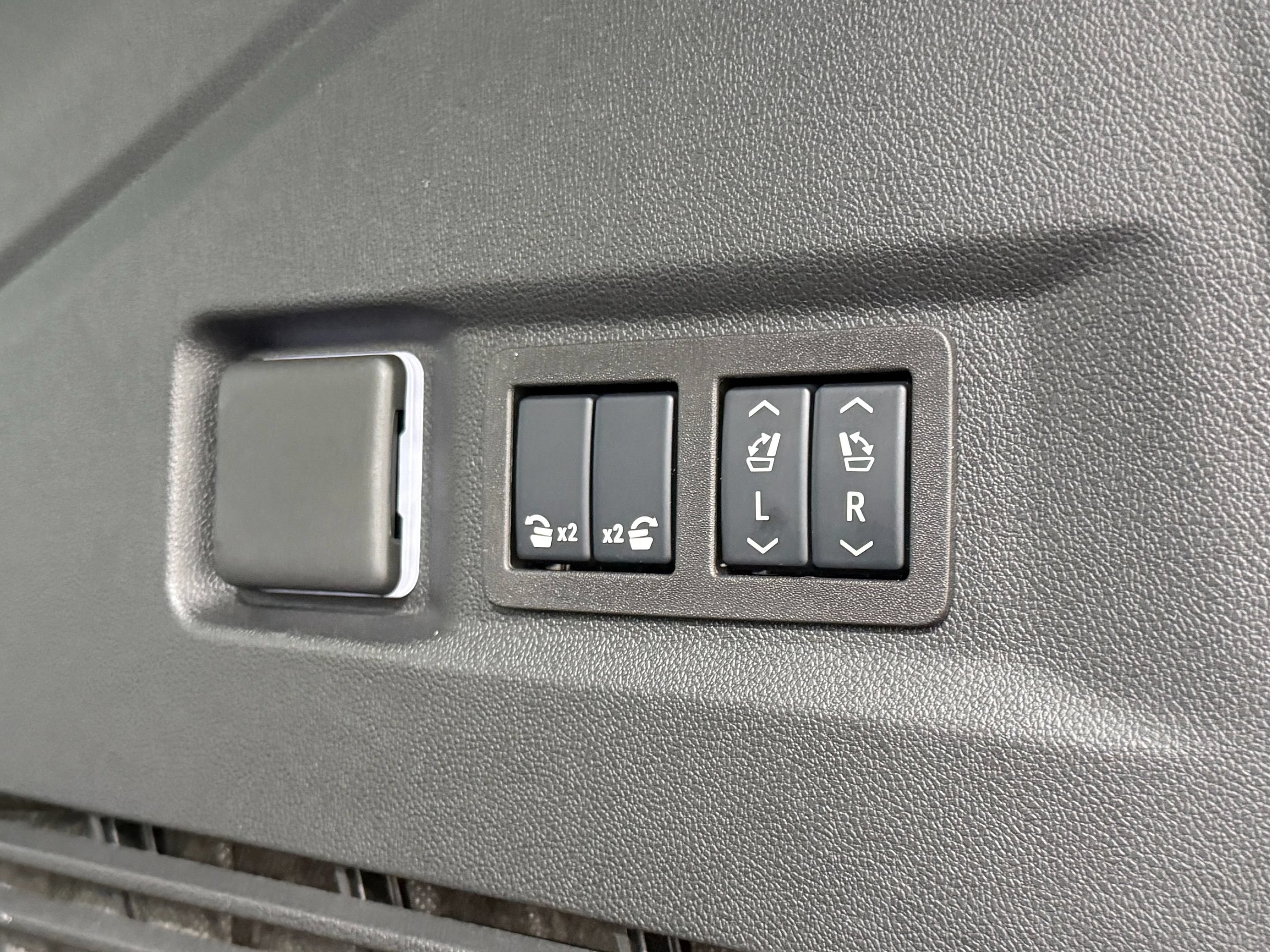 Used 2025 GMC Yukon Denali w/ Sun & Power Step Package AWD/4WD image 40