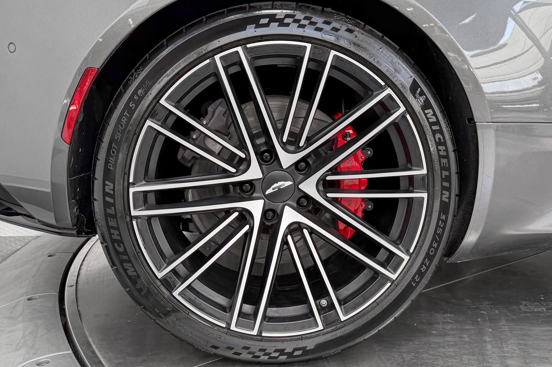 Used 2024 Aston Martin DB12 Coupe RWD image 31