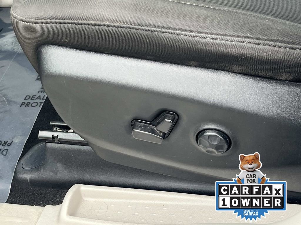 Used 2023 Chrysler Voyager LX image 26