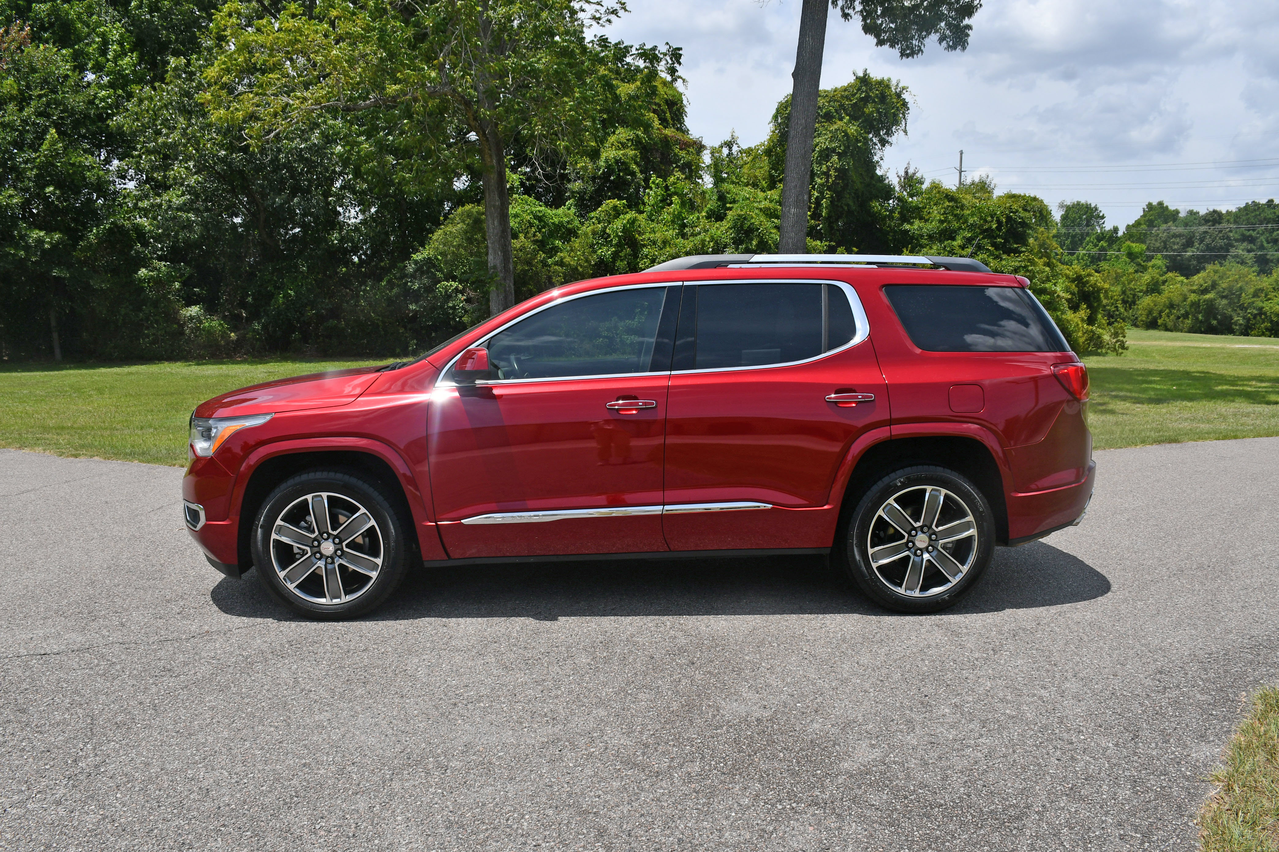 Used 2019 GMC Acadia Denali w/ Technology Package FWD image 2
