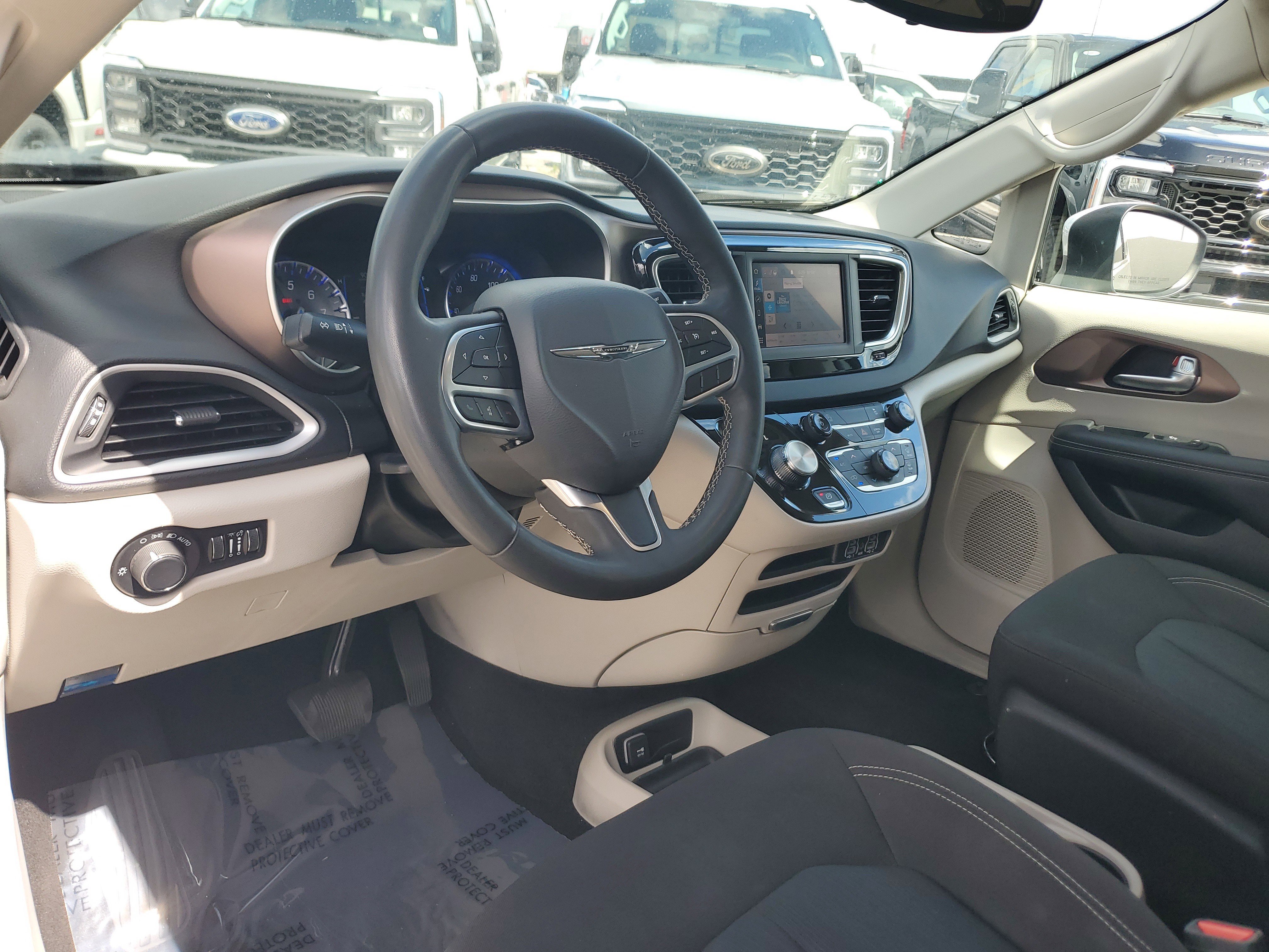Used 2023 Chrysler Voyager LX FWD image 9
