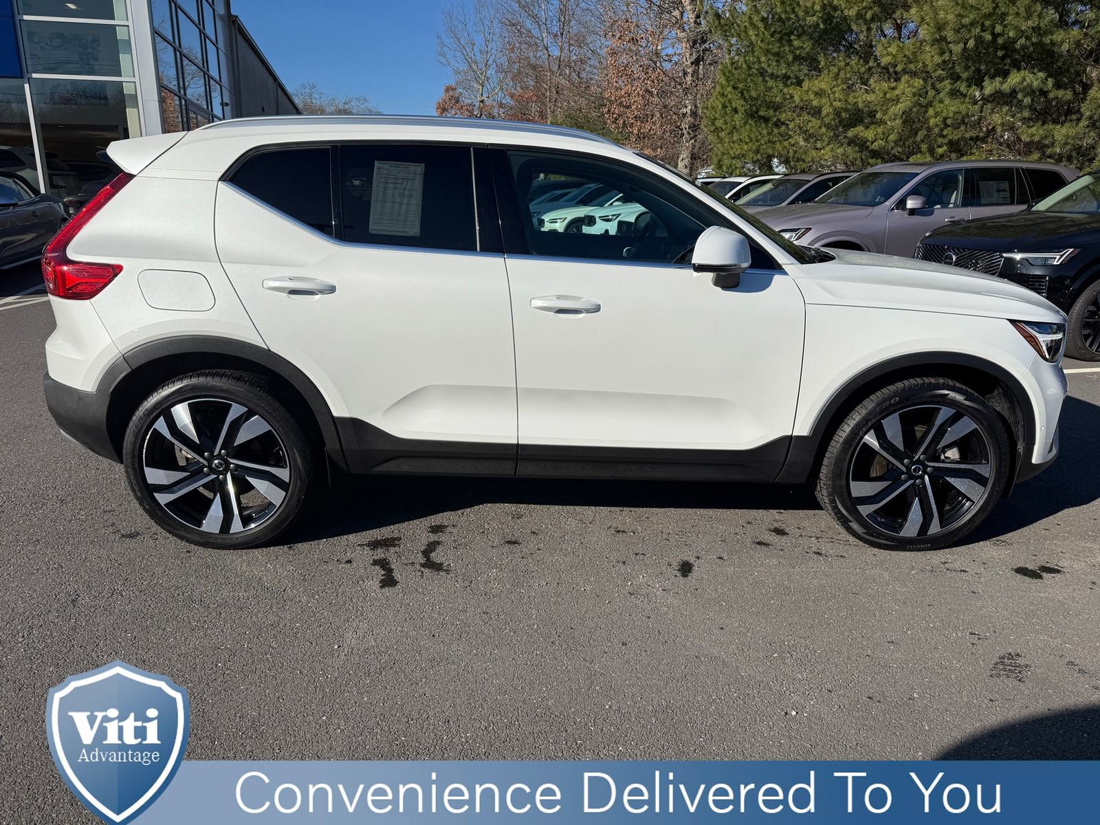 Certified 2024 Volvo XC40 B5 Ultimate w/ Protection Package Premier image 9