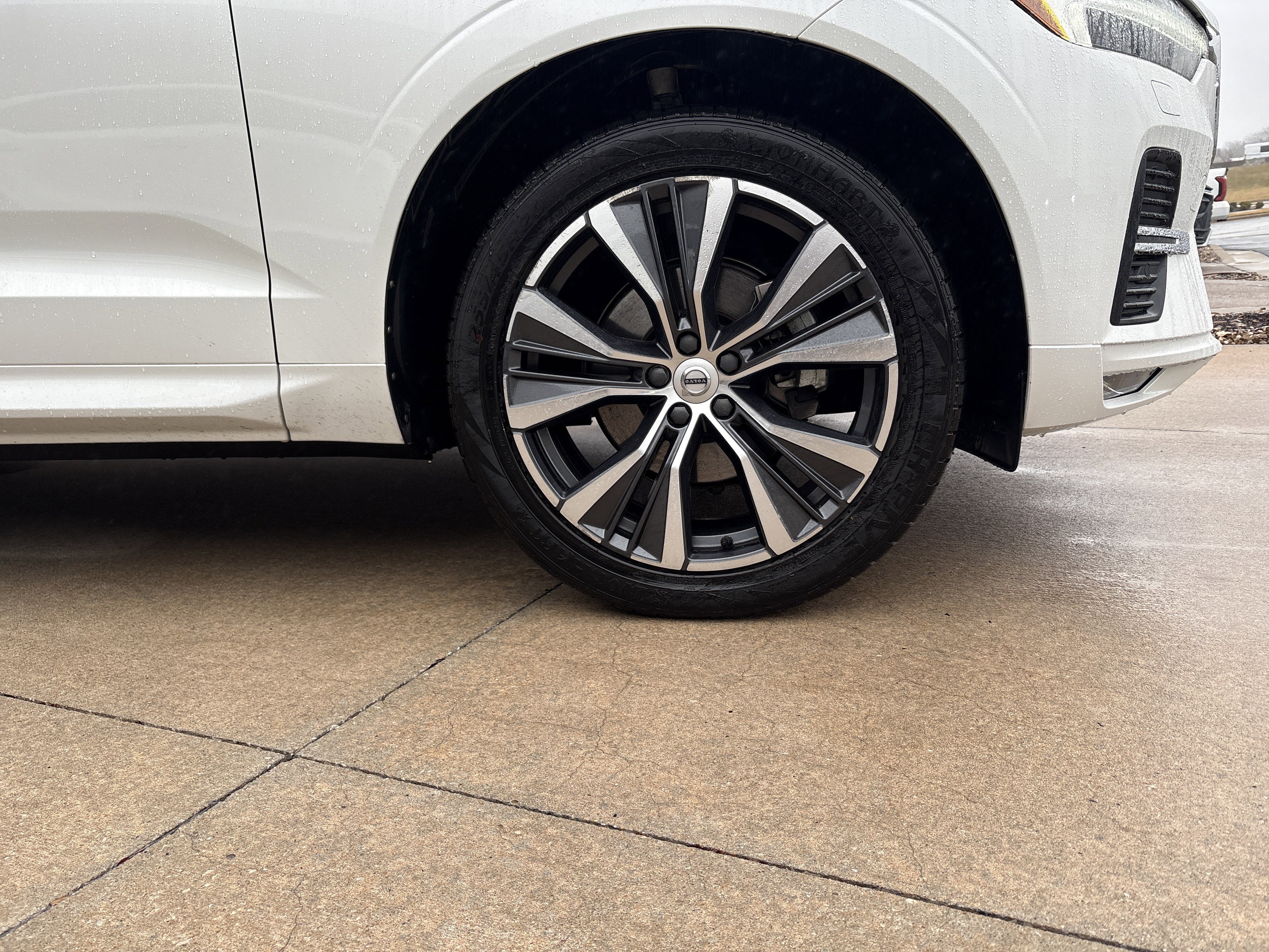 Used 2022 Volvo XC60 B5 Momentum w/ Climate Package image 12